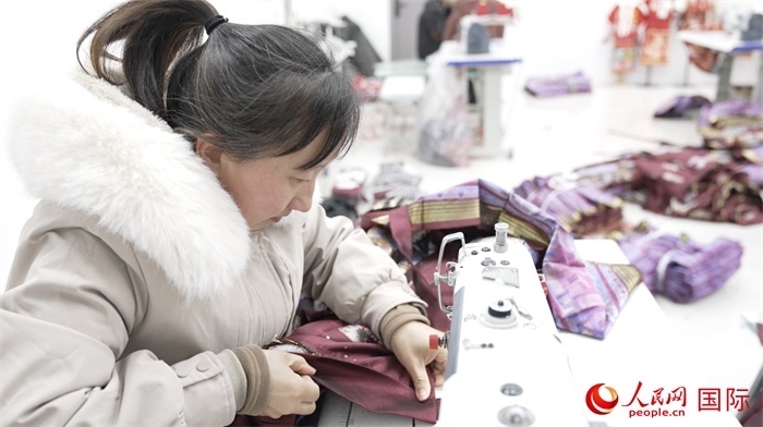 1月24日，在山東省菏澤市曹縣大集鎮(zhèn)云牧服飾有限公司，高燕正在縫制馬面裙。 人民網(wǎng)記者 袁蒙攝