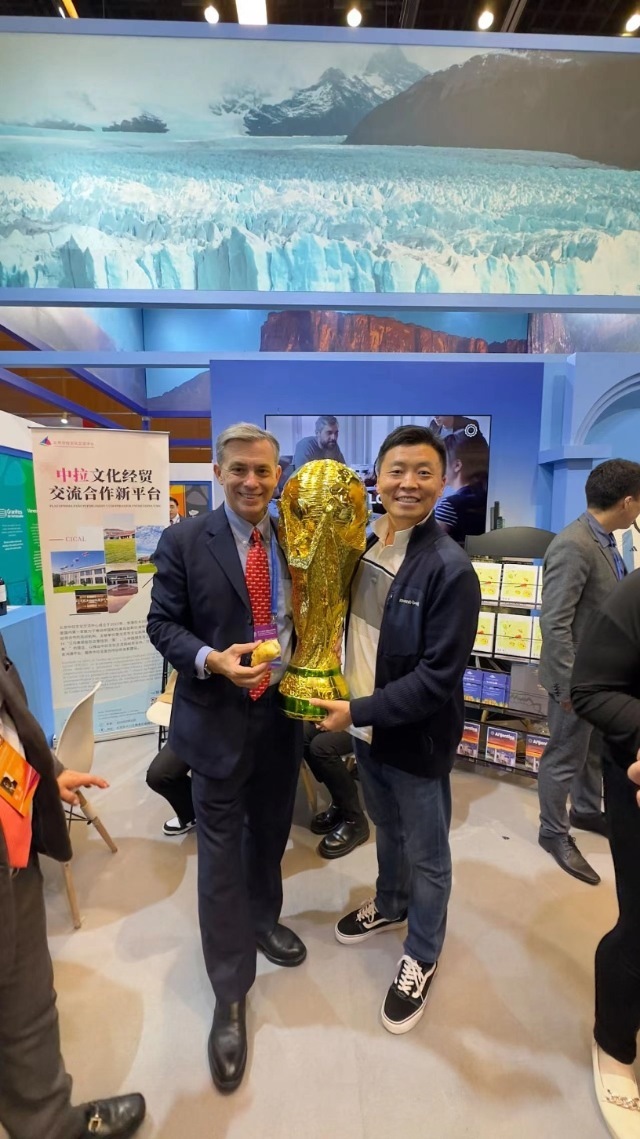 2022年，馬克西米與同事在上海。圖片由受訪者提供