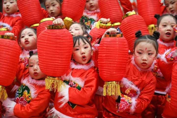 1月18日，四川省閬中市閬中古城，民間藝人和文藝工作者在表演節(jié)目歡度臘八節(jié)，喜迎農(nóng)歷新年。這是參演的小朋友在表演。新華社發(fā)（王玉貴 攝）