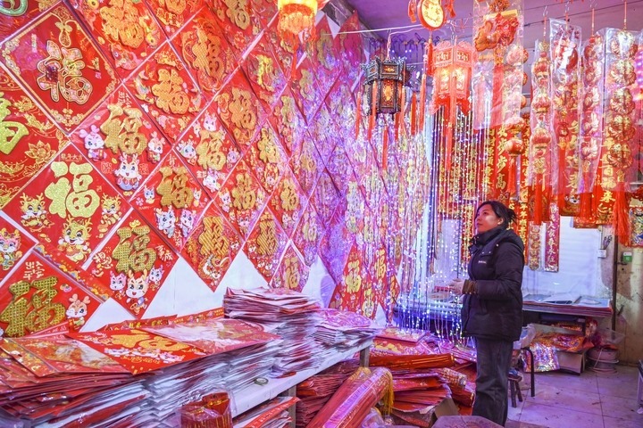 1月21日，在山西省晉中市平遙縣一家市場，市民在選購年貨。新華社發(fā)（梁生仁攝）