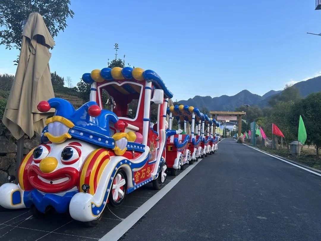 2023年10月，金石村集體出資購買了兩輛無軌觀光小火車。紫陽縣融媒體中心供圖