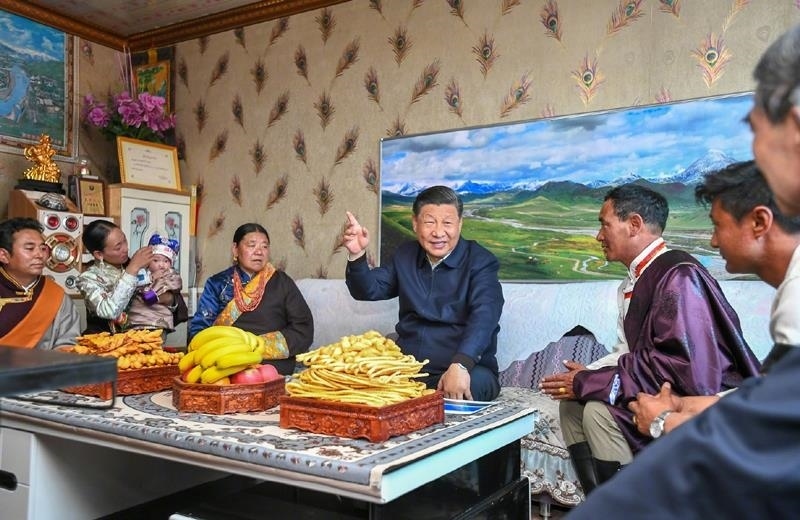 △2021年6月8日，習(xí)近平總書記在青海海北藏族自治州剛察縣果洛藏貢麻村，同藏族牧民索南才讓一家人圍坐在客廳聊家常。