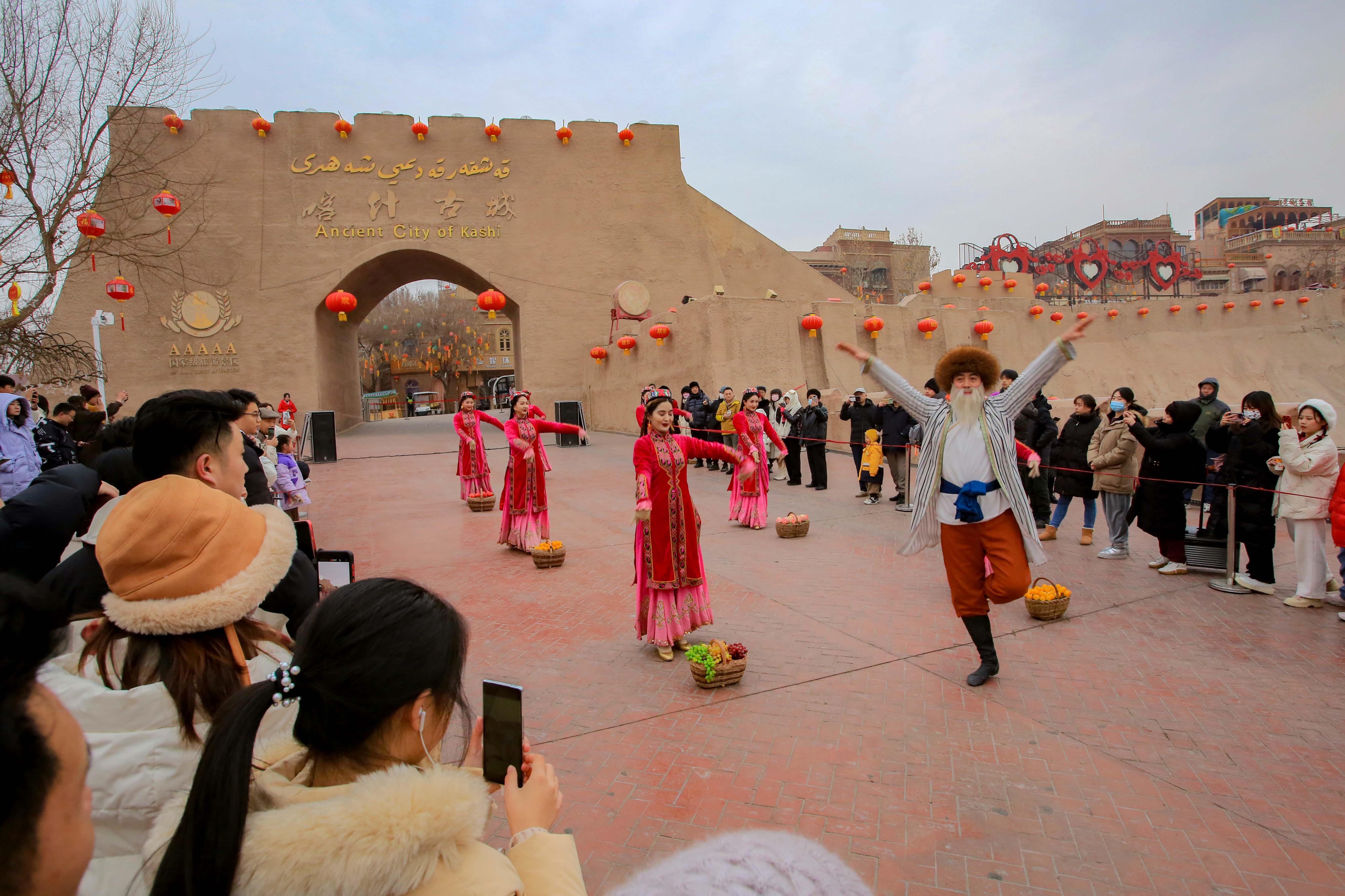 △2024年2月4日，演員在新疆喀什古城入城儀式上表演舞蹈。