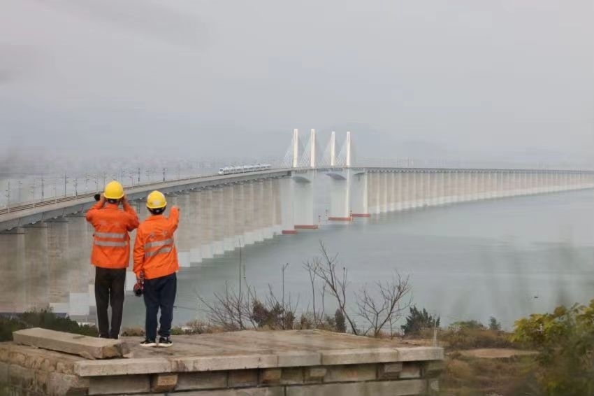 許沖和工友在白天巡視湄洲灣大橋上的供電設(shè)備。胡鵬攝