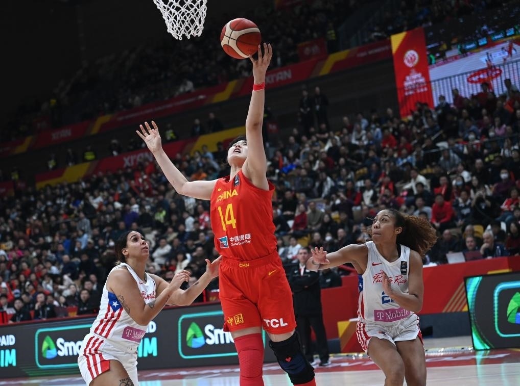 2月11日，中國隊球員李月汝（中）在比賽中上籃。新華社記者 李一博 攝