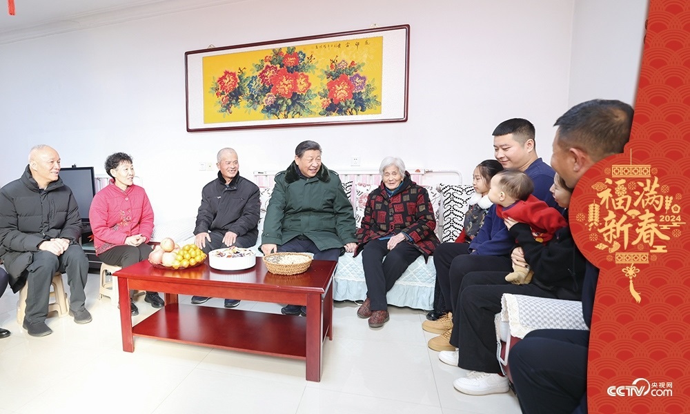 2024年2月1日，習(xí)近平總書記在天津市西青區(qū)辛口鎮(zhèn)第六埠村考察時(shí)，同村民杜洪剛一家人親切拉家常。