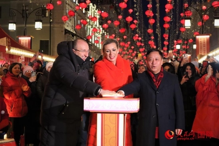 張漢暉、扎哈羅娃、科茲洛夫（從右至左）共同按下活動啟動按鈕。于子恒攝