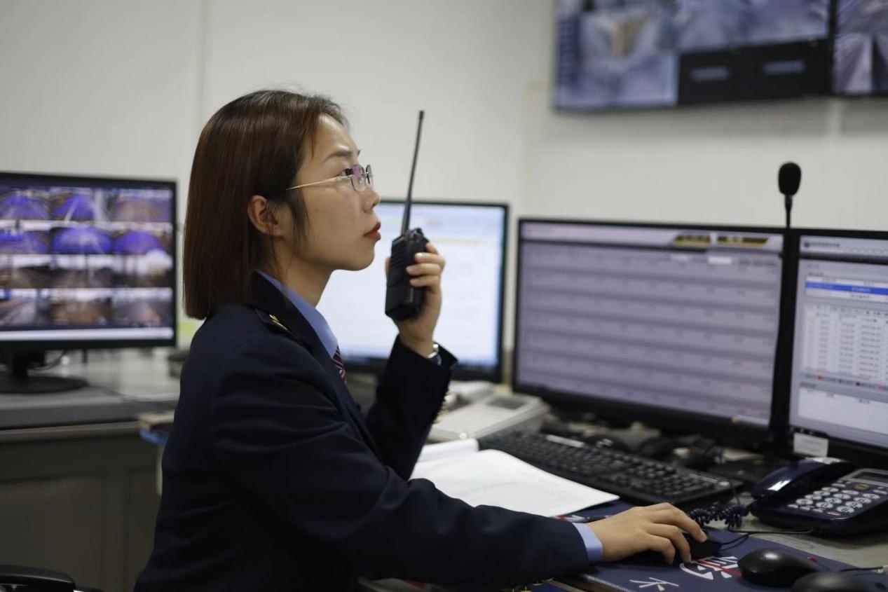 張華正在使用對講機溝通客運工作情況。蔡紫妍攝