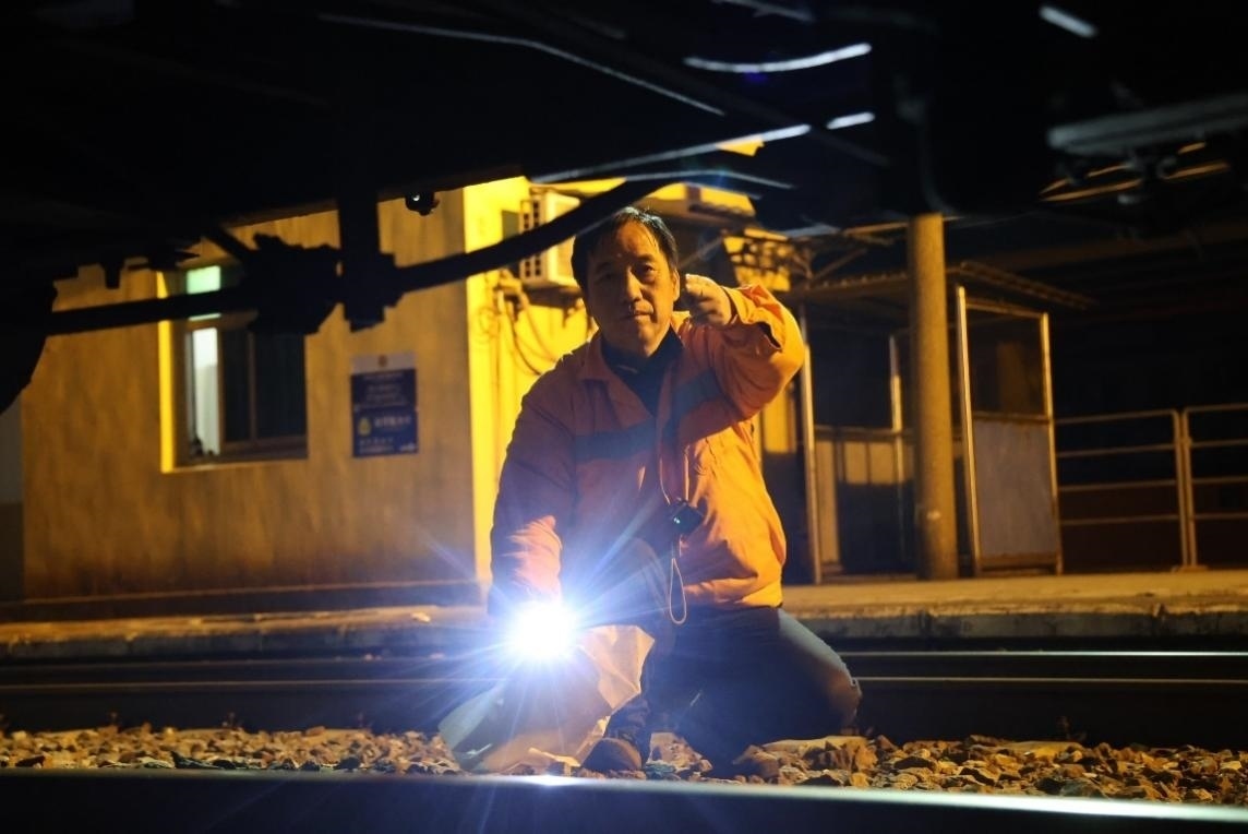 凌晨2點，李金饒正在檢查關門車。陸佳駿攝