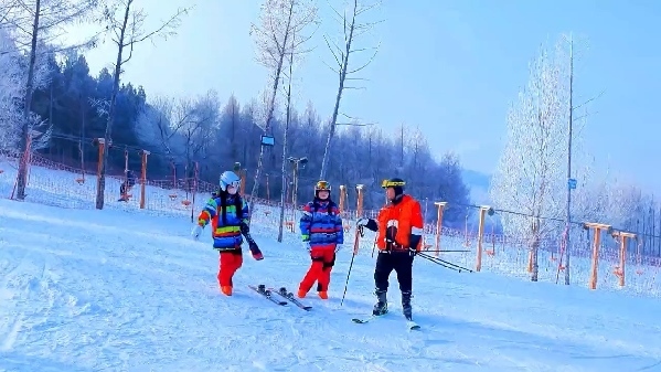 新春走基層｜滑雪場(chǎng)上過(guò)春節(jié)！冰城“冷資源”變成“熱經(jīng)濟(jì)”