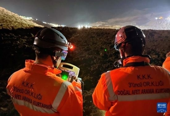 2月13日，救援人員在土耳其東部埃爾津詹省伊利奇區(qū)礦難現(xiàn)場工作。新華社發(fā)（穆斯塔法·卡亞攝）