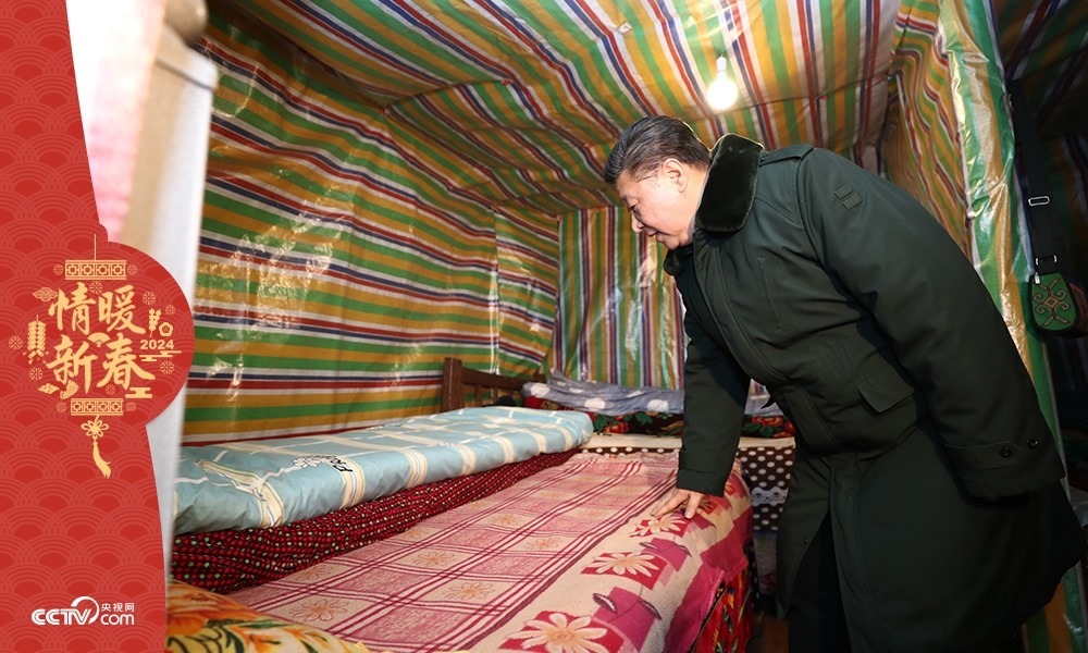 2018年2月11日，習近平總書記在四川三河村貧困戶吉好也求家中看望。