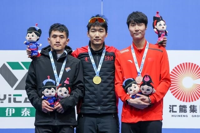 1月12日，“十四冬”速度滑冰（公開組）男子500米比賽，冠軍黑龍江隊(duì)選手高亭宇（中）、亞軍遼寧隊(duì)選手楊濤（左）、季軍河北隊(duì)選手李添龍?jiān)陬C獎儀式上合影。新華社記者 王楷焱 攝