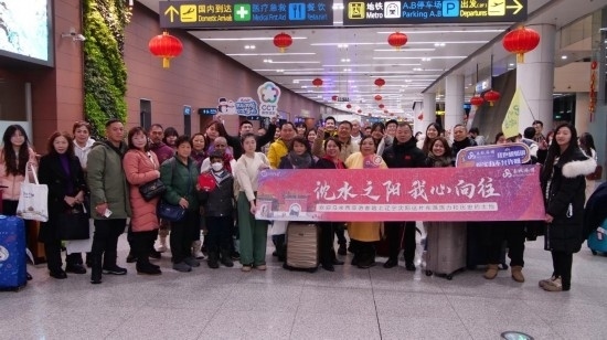 2月11日，一批馬來西亞游客抵達(dá)沈陽桃仙國際機(jī)場。新華社發(fā)