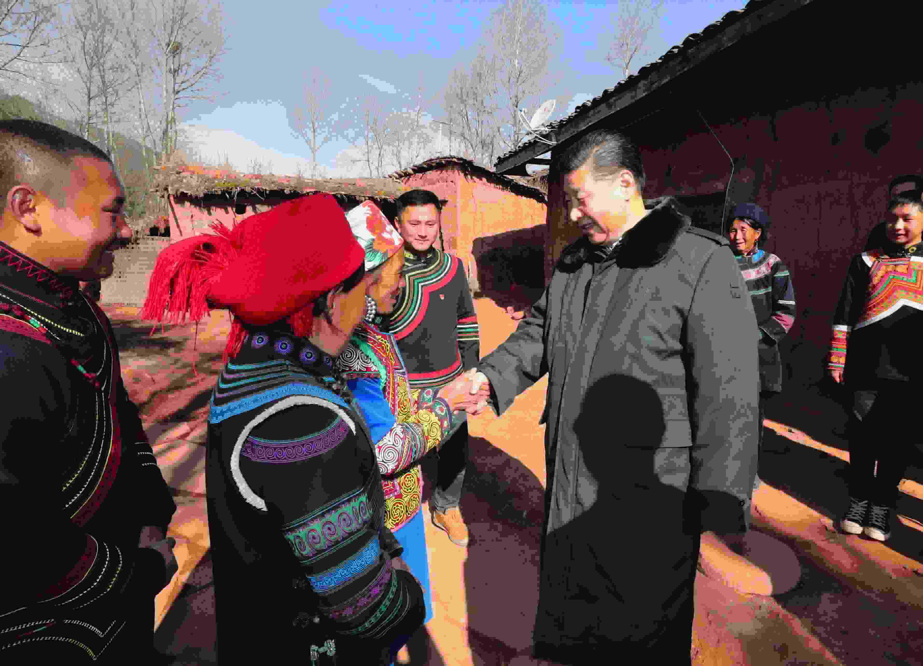 △ 2018年2月11日，習(xí)近平總書(shū)記驅(qū)車2個(gè)多小時(shí)，從四川西昌市來(lái)到位于大涼山深處的昭覺(jué)縣三岔河鄉(xiāng)三河村、解放鄉(xiāng)火普村，走進(jìn)彝族貧困群眾家中，看實(shí)情、問(wèn)冷暖、聽(tīng)心聲，同當(dāng)?shù)馗刹咳罕姽采叹珳?zhǔn)脫貧之策。