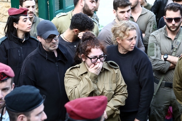 1月23日，在以色列特拉維夫的一處公墓，人們參加一名以色列士兵的葬禮。新華社發(fā)（吉德翁·馬科維奇攝/基尼圖片社）