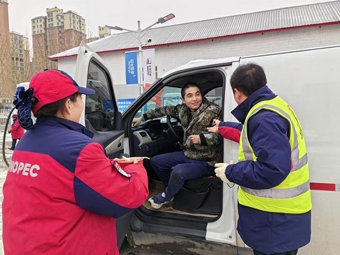 加能站員工為雪天到站充電的司機(jī)送來泡面并邀請(qǐng)他到站里休息。受訪者供圖