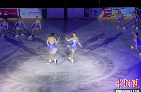 當(dāng)?shù)貢r(shí)間2月17日晚，青少年冰上春晚在加拿大多倫多舉行。圖為曾獲加拿大全國(guó)冠軍的一支青少年花滑隊(duì)進(jìn)行集體自由滑表演。 中新社記者 余瑞冬 攝