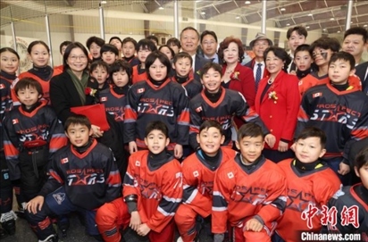 當(dāng)?shù)貢r(shí)間2月17日晚，青少年冰上春晚在加拿大多倫多舉行。圖為中國(guó)駐多倫多總領(lǐng)事羅偉東和主辦方代表、與會(huì)嘉賓與“未來(lái)之星”冰球隊(duì)華裔少年冰球手們合影。 中新社記者 余瑞冬 攝