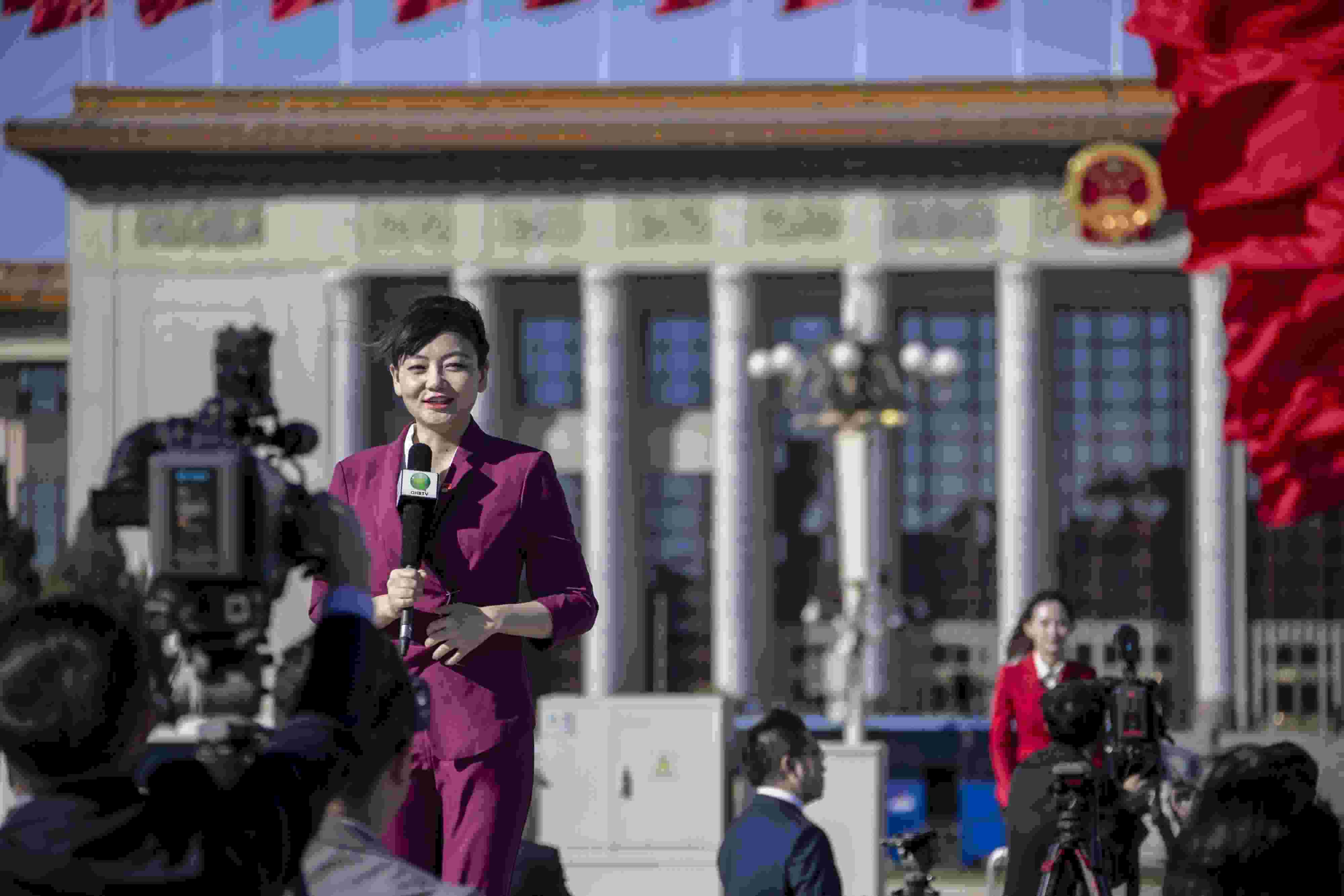 △ 2022年10月22日，北京人民大會(huì)堂，中國(guó)共產(chǎn)黨第二十次全國(guó)代表大會(huì)勝利閉幕，媒體記者戶外進(jìn)行現(xiàn)場(chǎng)報(bào)道。