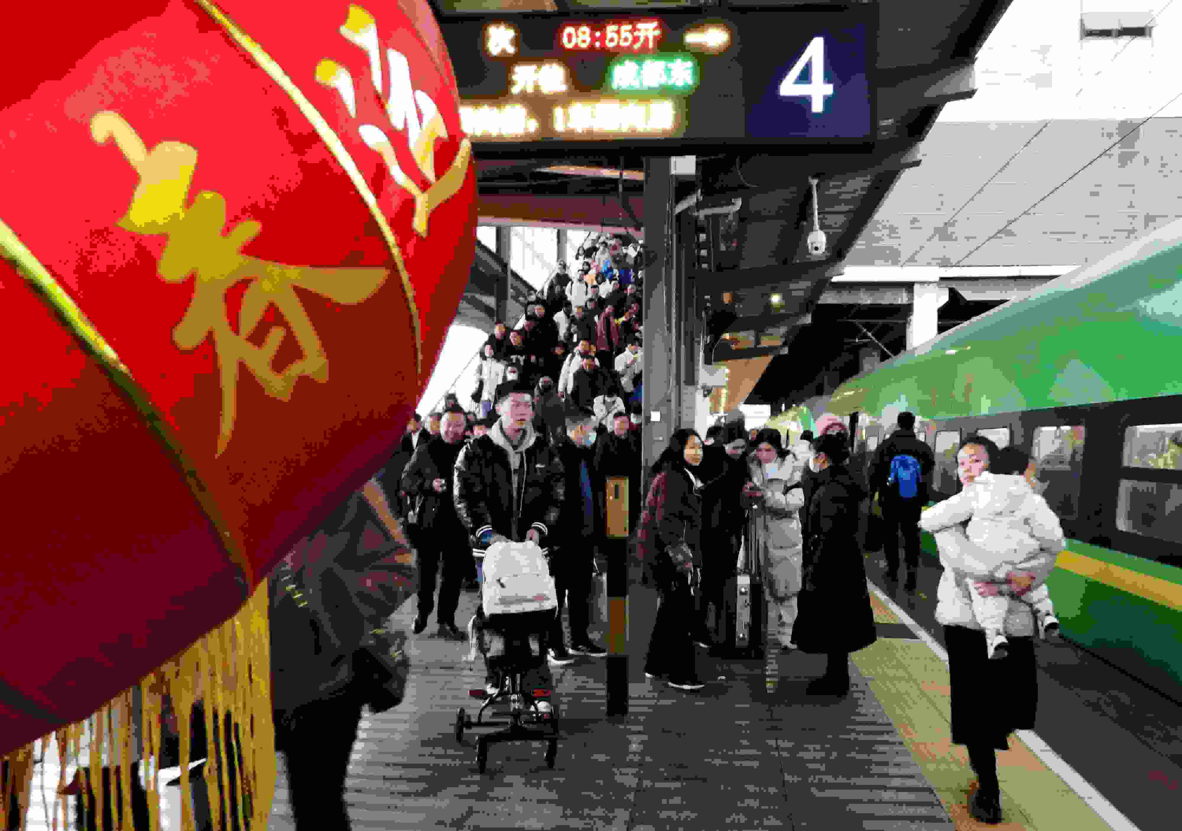 △ 2024年1月26日，四川省達(dá)州市車站，準(zhǔn)備乘坐“復(fù)興號(hào)”動(dòng)車組列車出行的旅客。