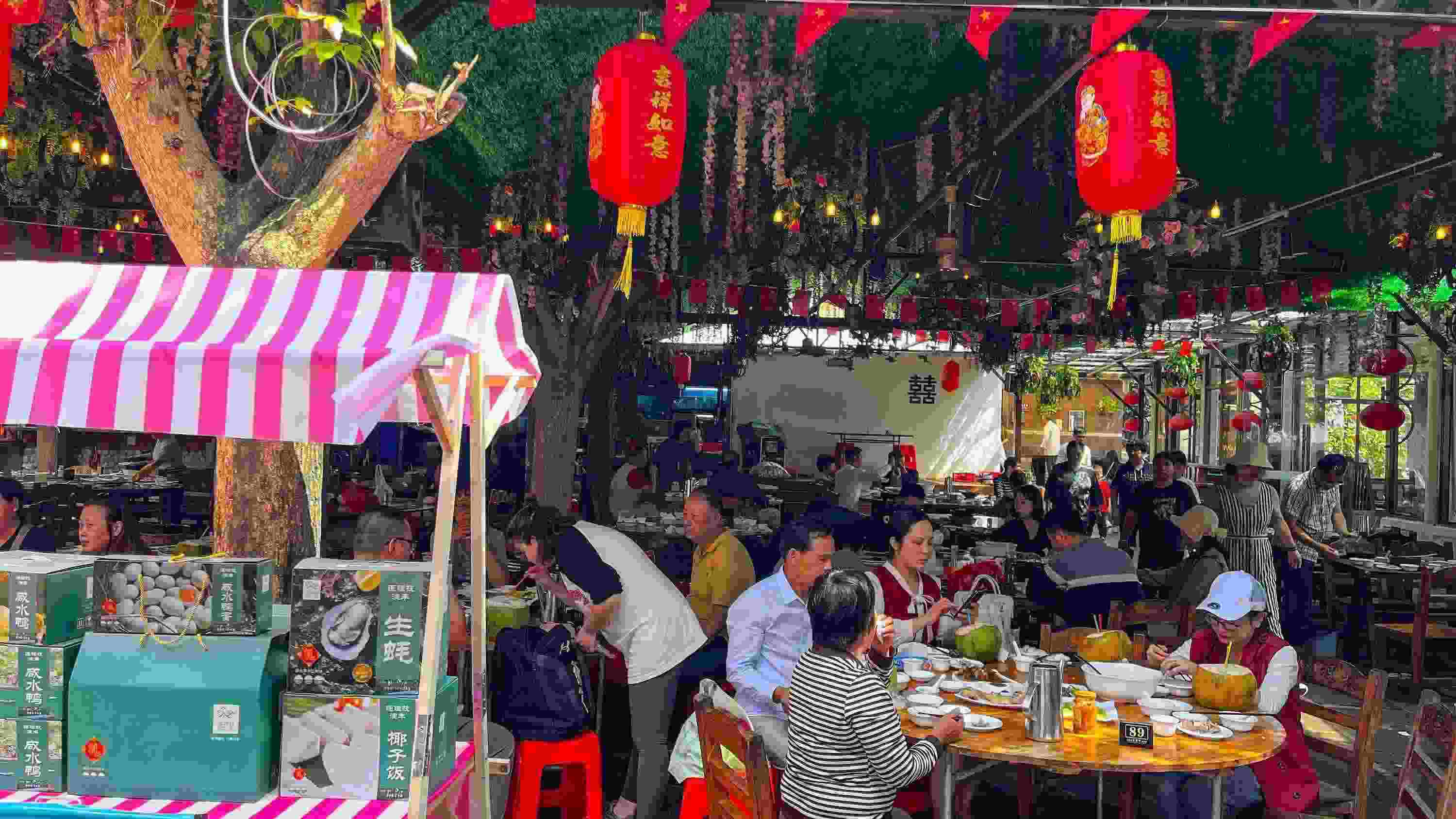 △ 2024年2月17日，春節(jié)假期最后一天，?？卩l(xiāng)村旅游持續(xù)火爆，眾多游客前往漁家樂品嘗特色海鮮和鄉(xiāng)村美食。