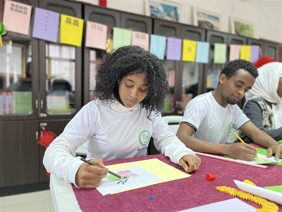 亞的斯亞貝巴大學(xué)孔子學(xué)院“網(wǎng)絡(luò)中國(guó)節(jié)·元宵”主題文化體驗(yàn)活動(dòng)現(xiàn)場(chǎng)。亞的斯亞貝巴大學(xué)孔子學(xué)院供圖