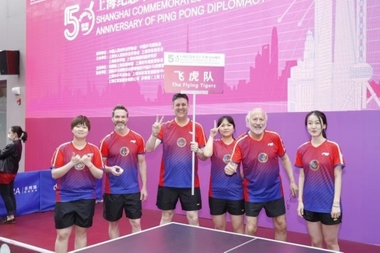 2021年，歐君廷（左三）參加上海紀(jì)念中美乒乓外交50周年活動(dòng)
