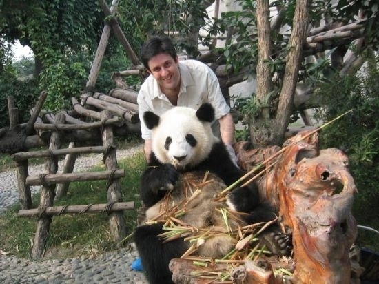 2006年，歐君廷在四川成都和熊貓合影