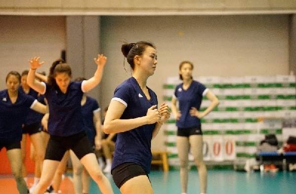 張常寧（右二）在訓(xùn)練中。人民網(wǎng)記者李乃妍攝