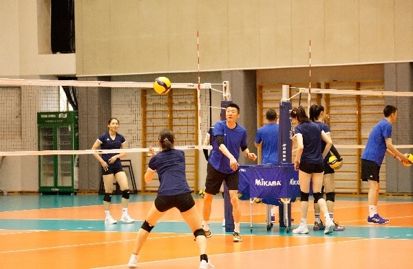 女排隊(duì)員在訓(xùn)練中。人民網(wǎng)記者李乃妍攝