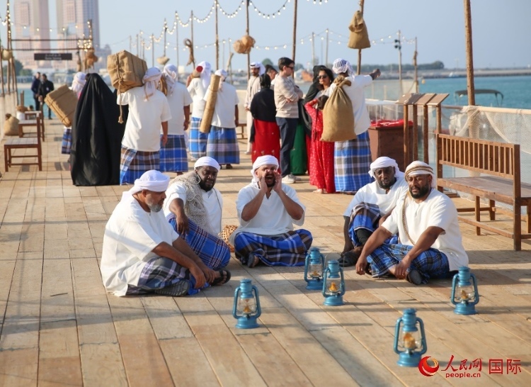 演藝人員展示售賣產(chǎn)品的場景。人民網(wǎng) 塔里克·易卜拉欣攝