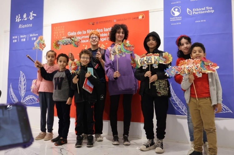 孩子們拿著元宵彩燈合影。拉巴特中國文化中心供圖