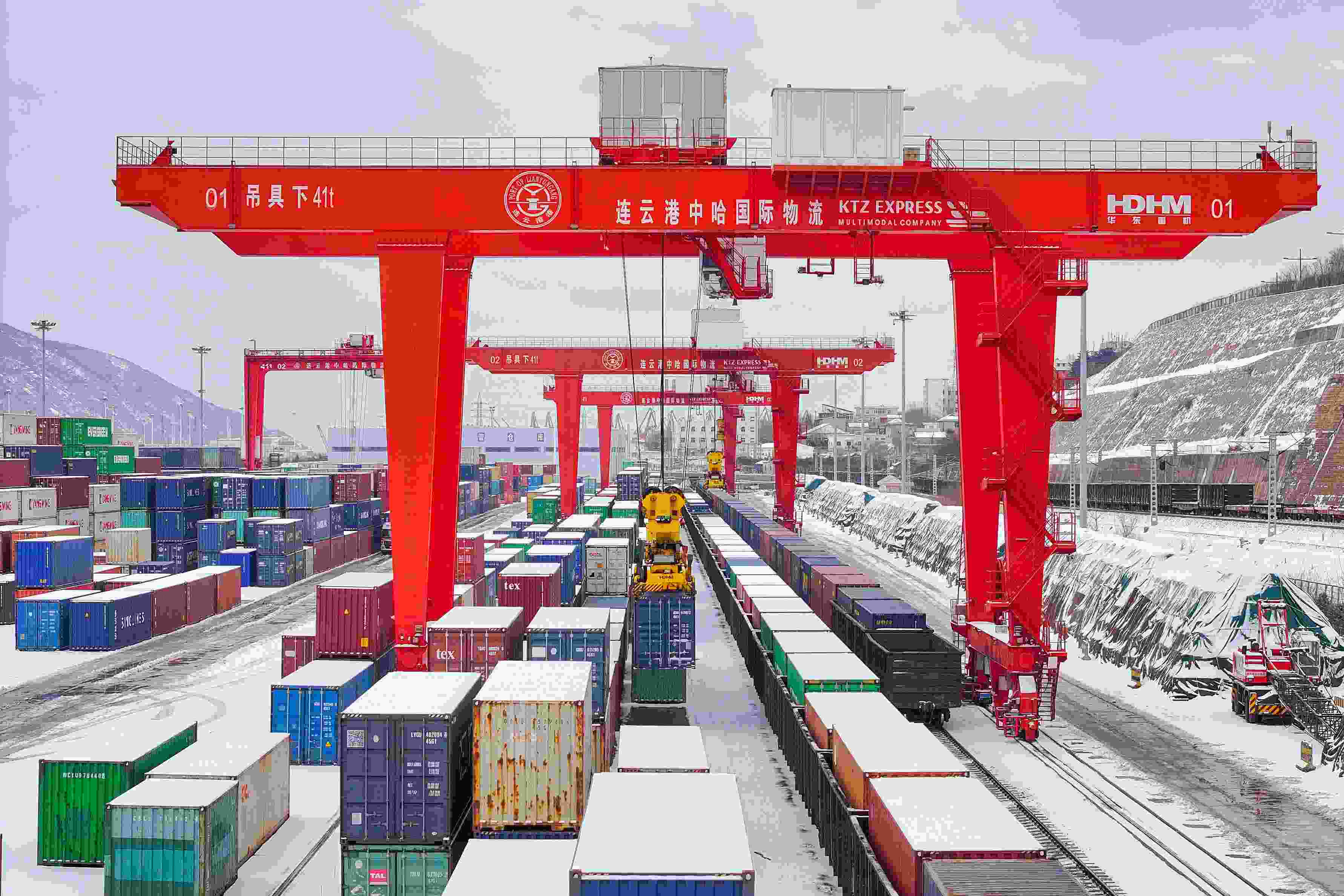 2024年2月22日，江蘇省連云港市中哈連云港物流合作基地，大型機(jī)械正在吊裝集裝箱。