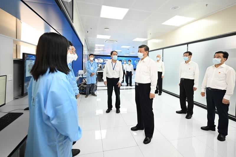 2023年7月6日，習(xí)近平總書記在江蘇南京市考察紫金山實驗室時，同科研人員親切交流。