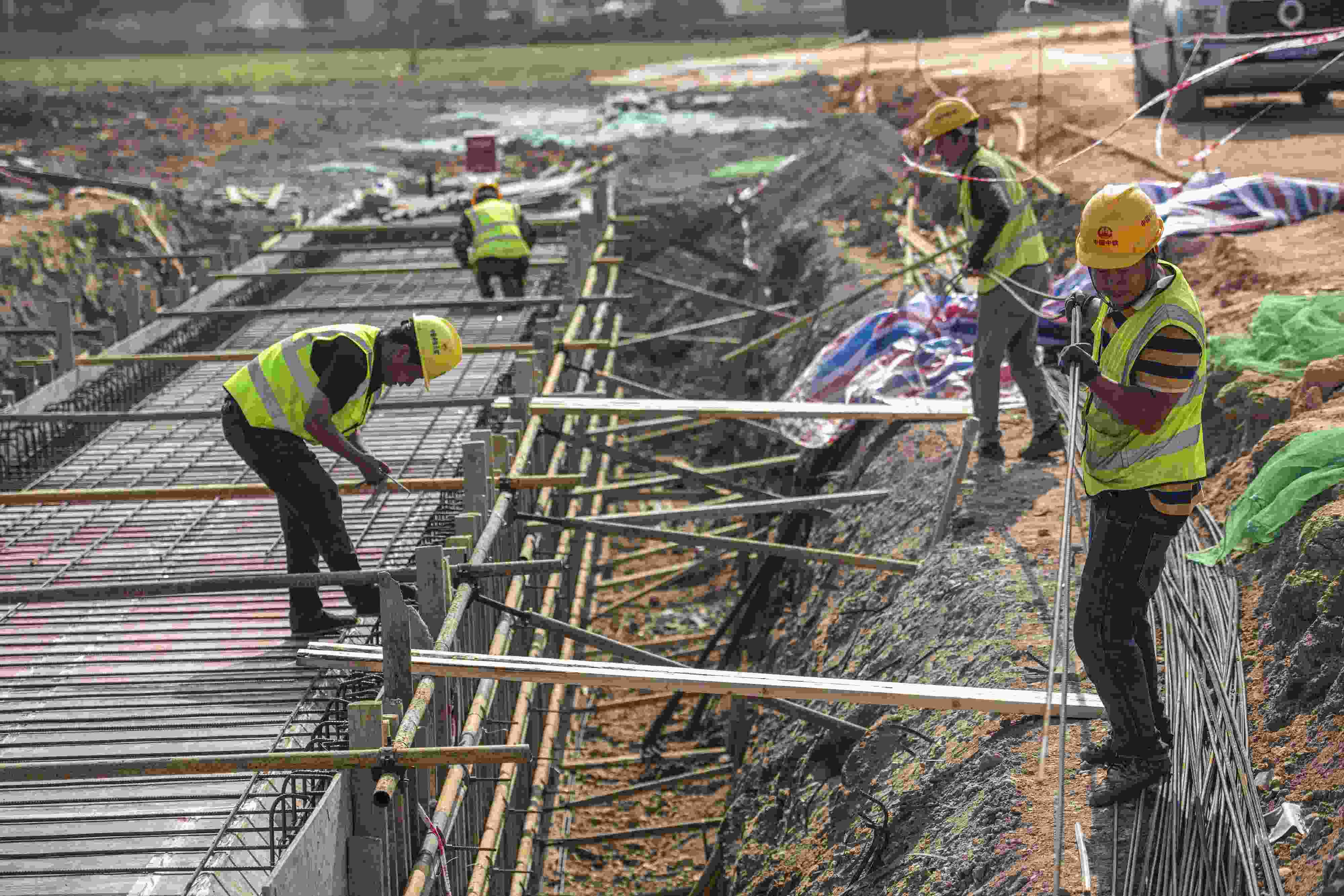 △ 2024年2月20日，海南省瓊海市，工程機械在博鰲樂城國際醫(yī)療旅游先行區(qū)康健路上加緊施工。