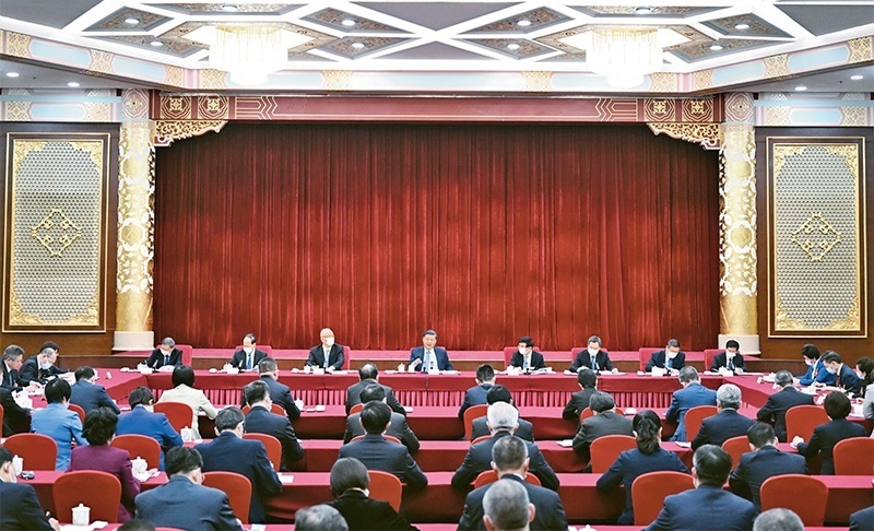 2023年3月6日，中共中央總書記、國家主席、中央軍委主席習近平看望參加全國政協(xié)十四屆一次會議的民建、工商聯(lián)界委員，并參加聯(lián)組會，聽取意見和建議。中共中央政治局常委、全國政協(xié)十四屆一次會議主席團會議主持人王滬寧，中共中央政治局常委蔡奇、丁薛祥參加看望和討論。 新華社記者 謝環(huán)馳/攝