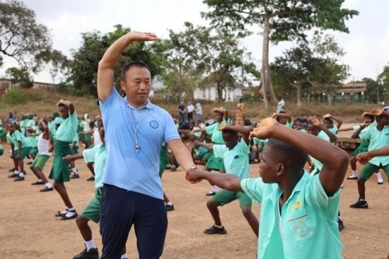 2月20日，在塞拉利昂首都弗里敦，來自塞拉利昂大學(xué)孔子學(xué)院的武術(shù)教師劉偉在為當(dāng)?shù)貙W(xué)生上武術(shù)課。