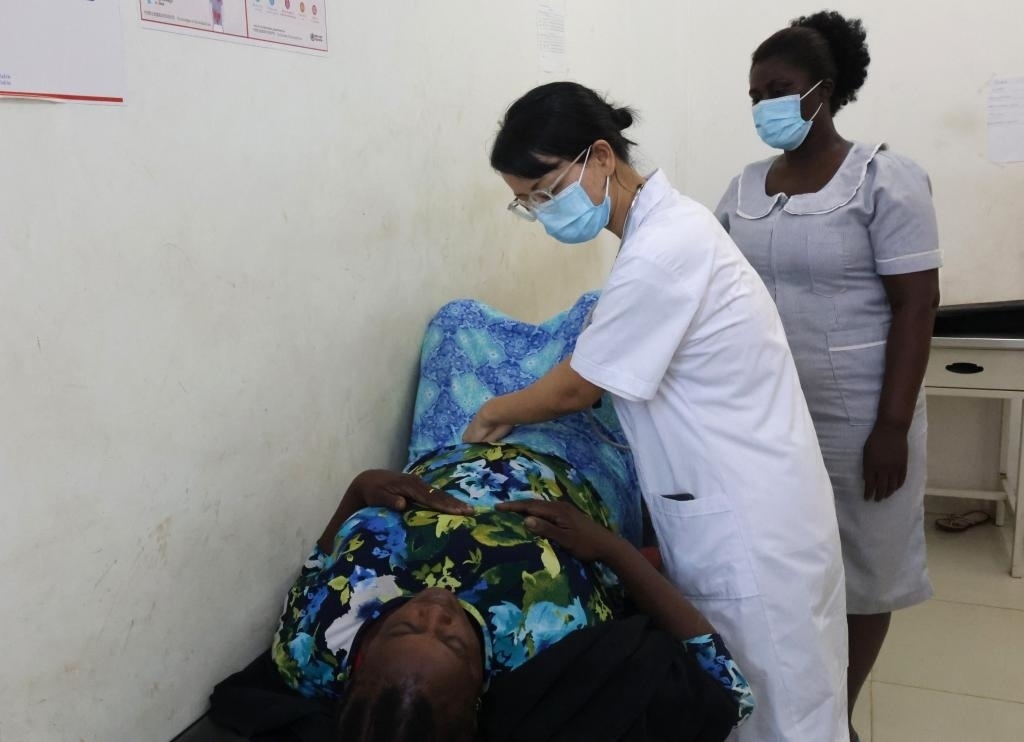 2023年2月27日，在塞拉利昂首都弗里敦，一名中國醫(yī)療隊的醫(yī)生正在為患者檢查身體。