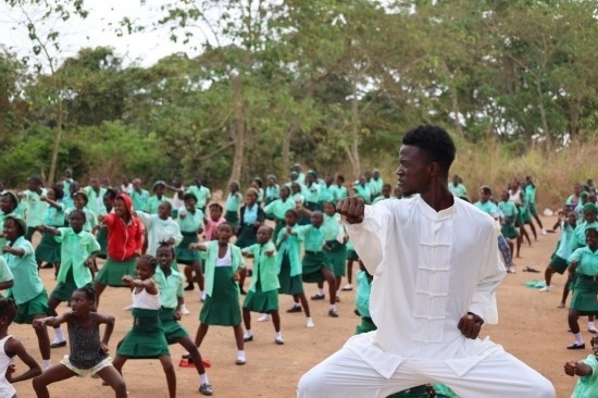 2月20日，在塞拉利昂首都弗里敦，當(dāng)?shù)貙W(xué)生在上武術(shù)課。