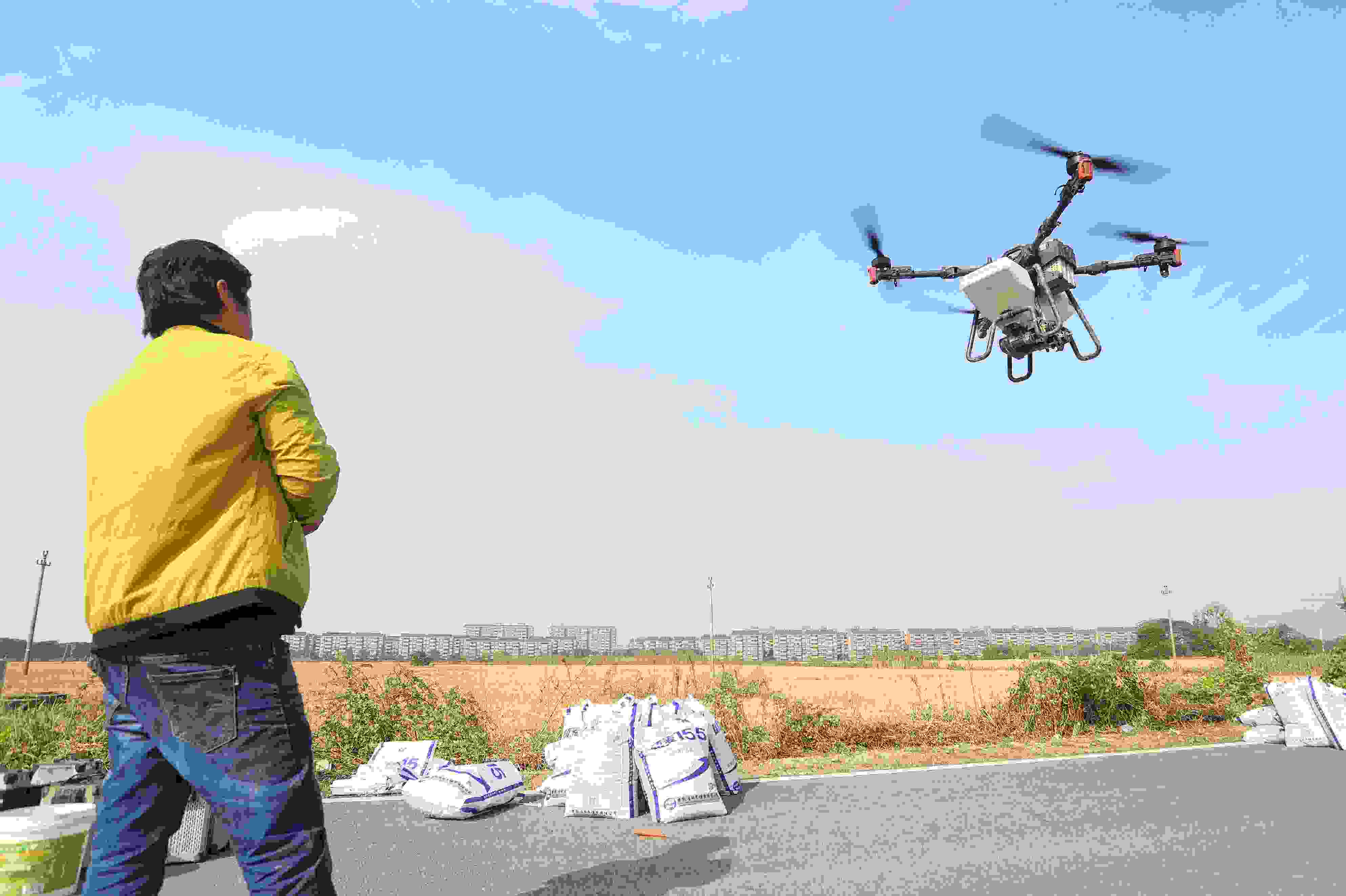 2023年11月15日，浙江嘉興，南湖區(qū)七星街道一處農(nóng)田里，農(nóng)民操縱無人機(jī)進(jìn)行冬小麥飛播。