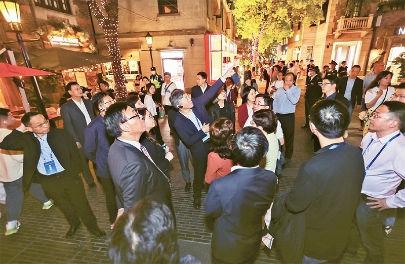 2023年4月18日，全國無黨派人士考察團來到位于上海市黃浦區(qū)的上海新天地開放式街區(qū)考察夜經(jīng)濟。 新華社記者 王翔/攝