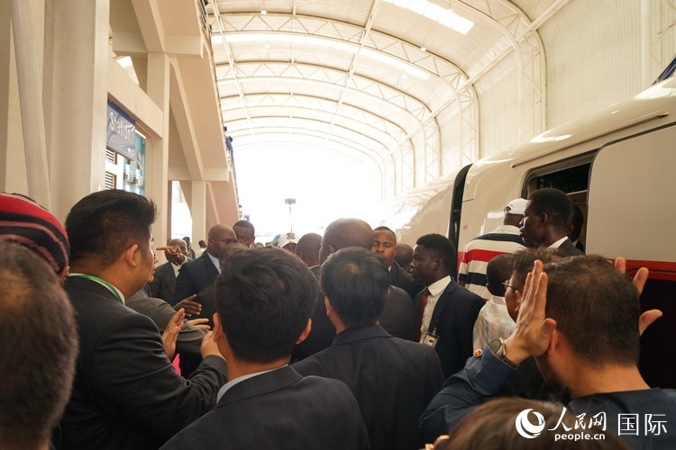 人們爭(zhēng)相前往紅線試乘。人民網(wǎng)記者 姜宣攝