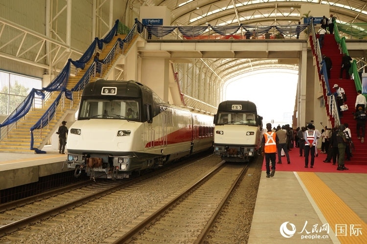 紅線車輛整裝待發(fā)。人民網(wǎng)記者 姜宣攝