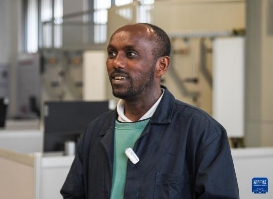 2月15日，在亞的斯亞貝巴的埃塞俄比亞聯(lián)邦職業(yè)技術(shù)培訓學院，魯班工坊當?shù)亟處熂s納斯·阿凱萊（中文名艾友涵）接受新華社采訪。