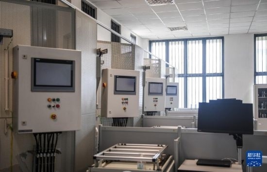 這是2月15日在亞的斯亞貝巴的埃塞俄比亞聯(lián)邦職業(yè)技術(shù)培訓學院魯班工坊內(nèi)拍攝的機電一體化設(shè)備。