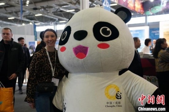 3月5日，2024年柏林國際旅游交易會(ITB)在柏林會展中心拉開帷幕。以“你好！中國”為主題的中國展區(qū)當(dāng)日亮相展會。圖為觀眾與大熊貓人偶合影。中新社記者 馬秀秀 攝