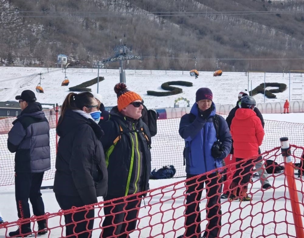 ?皮埃爾·杜邦（左三）在比賽現(xiàn)場。新華社記者 王沁鷗 攝