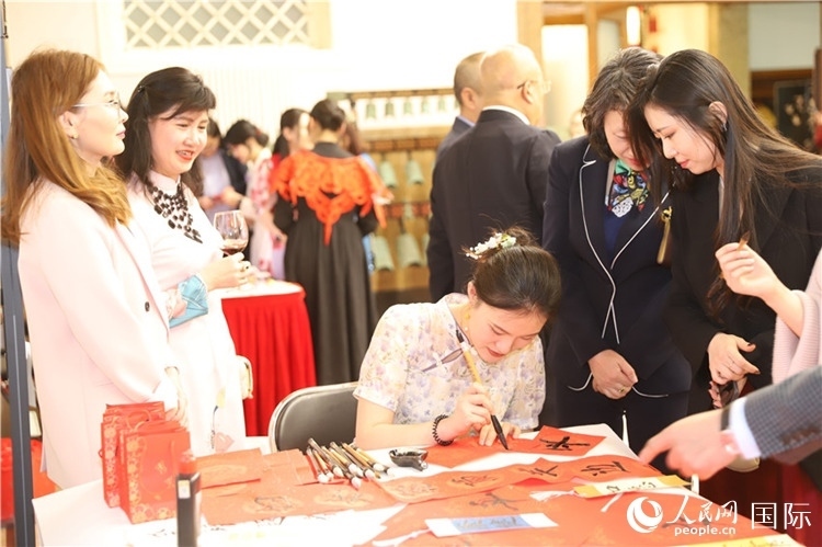 現(xiàn)場書法體驗(yàn)。人民網(wǎng)記者 霍文攝