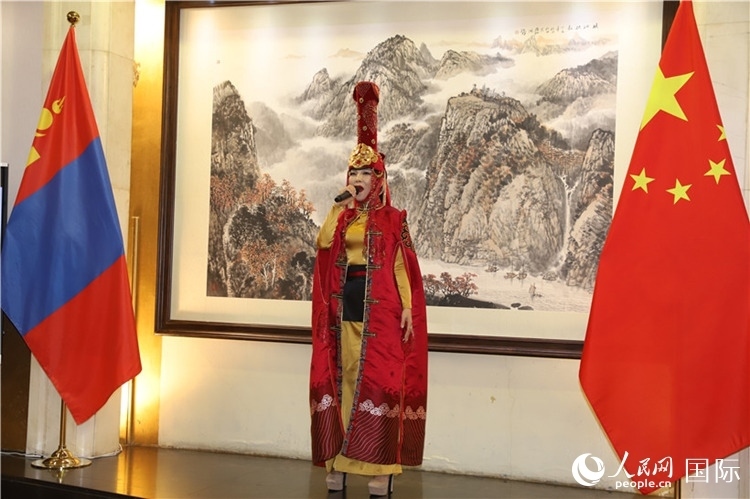 呼麥演唱。人民網(wǎng)記者 霍文攝